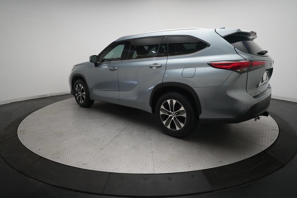 Used 2020 Toyota Highlander XLE FWD image 34