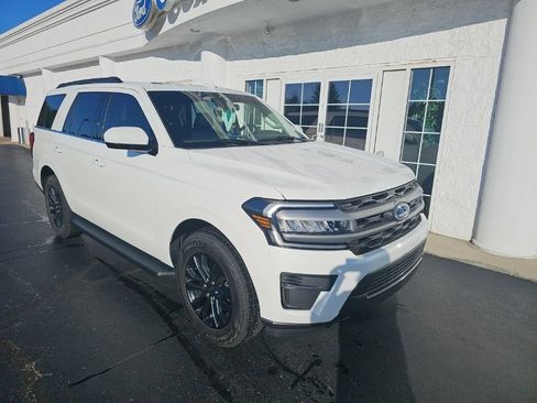 Used 2024 Ford Expedition XLT AWD/4WD image 2