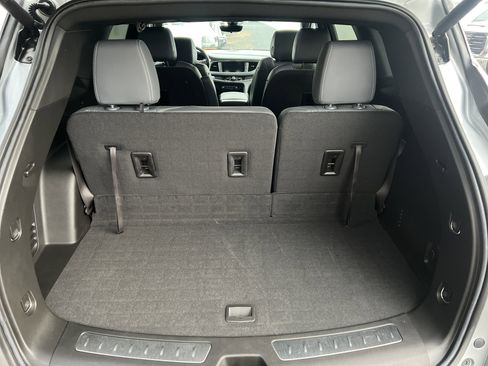 Used 2024 Buick Enclave Essence w/ Technology Package image 32