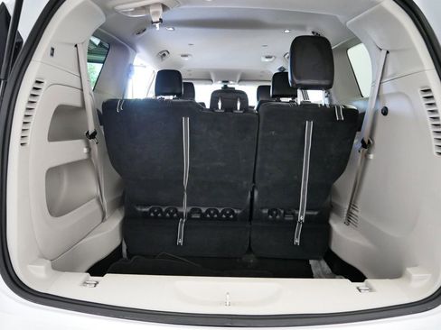 Used 2024 Chrysler Pacifica Touring-L image 11