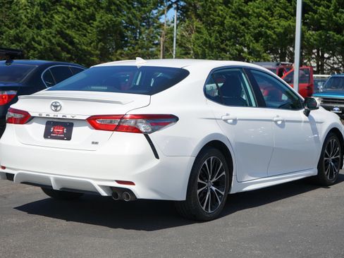 Used 2019 Toyota Camry SE FWD image 5