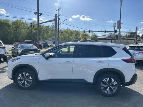 Used 2023 Nissan Rogue SV image 2
