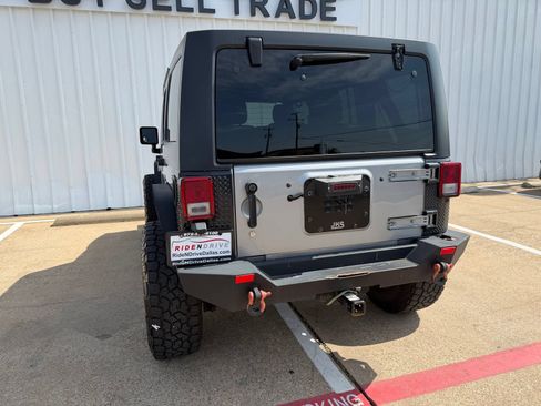 Used 2016 Jeep Wrangler Unlimited Rubicon w/ Connectivity Group AWD/4WD image 5