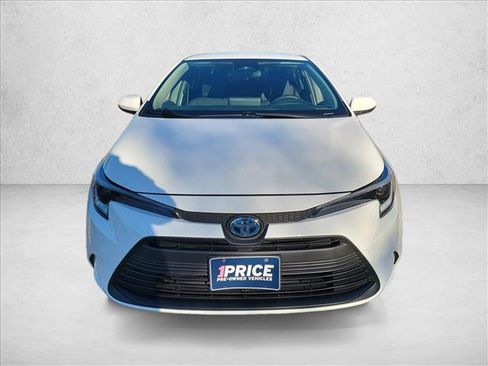 Used 2024 Toyota Corolla LE image 2