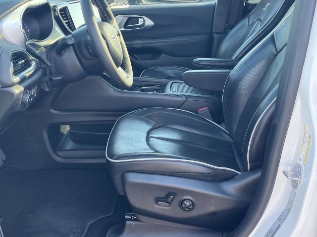 Used 2025 Chrysler Pacifica Limited FWD image 13