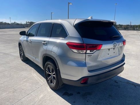 Used 2017 Toyota Highlander LE image 5