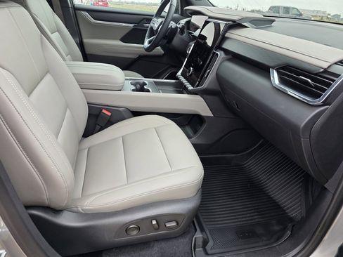 Used 2025 GMC Acadia Elevation w/ Elevation Premium Package image 13