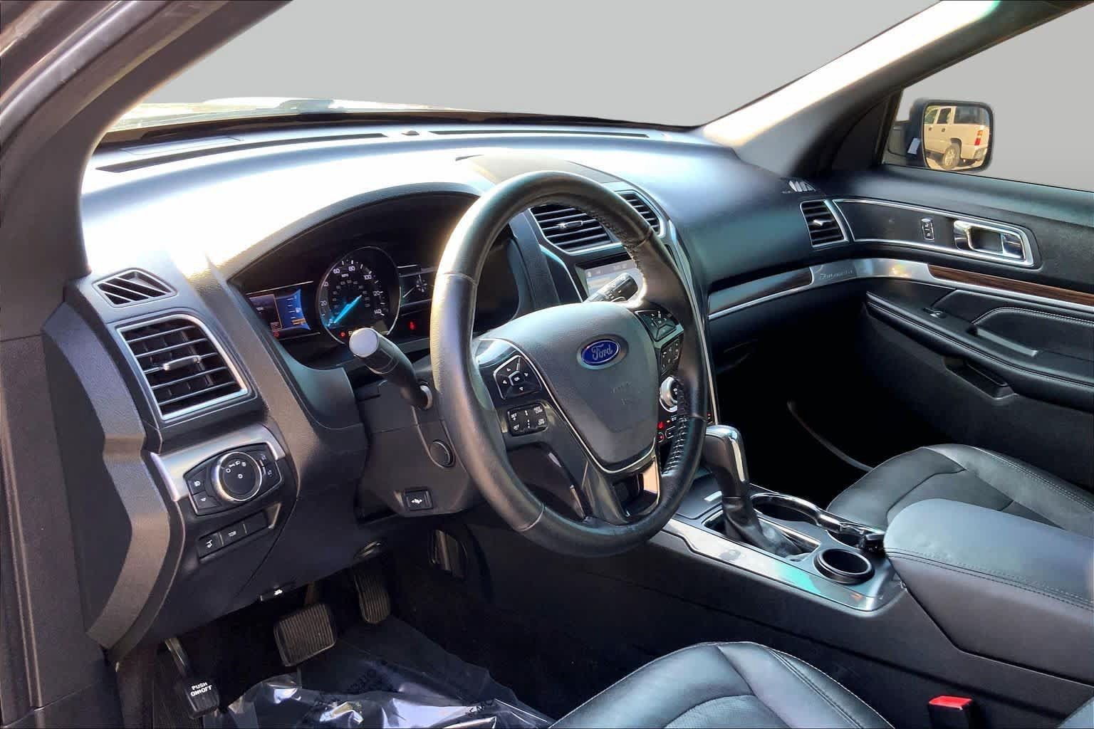 Used 2017 Ford Explorer Limited w/ Equipment Group 301A FWD image 14