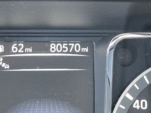 Used 2017 Nissan Titan SV image 31