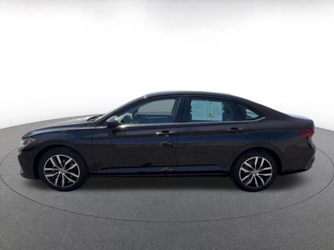 Used 2025 Volkswagen Jetta SE FWD image 9