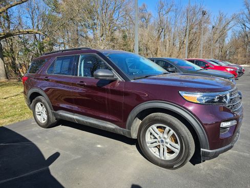 Used 2022 Ford Explorer XLT w/ Equipment Group 202A image 5