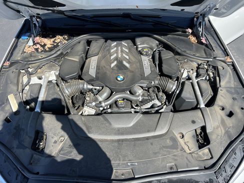 Used 2021 BMW 750i xDrive w/ Executive Package image 34