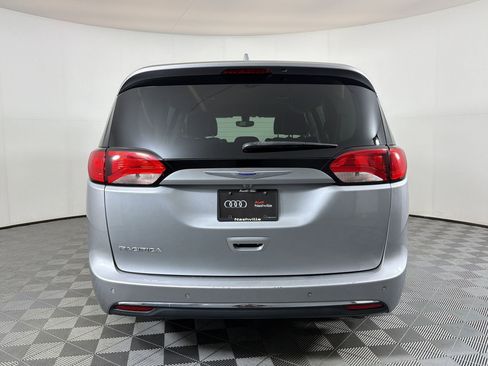 Used 2019 Chrysler Pacifica Touring-L image 10