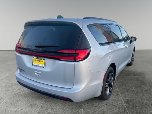 New 2026 Chrysler Pacifica Select image 5