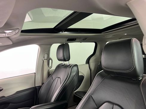 Used 2024 Chrysler Pacifica Limited image 25