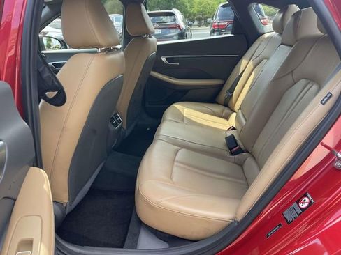 Used 2021 Hyundai Sonata Limited w/ Preferred Accessory Package FWD image 10
