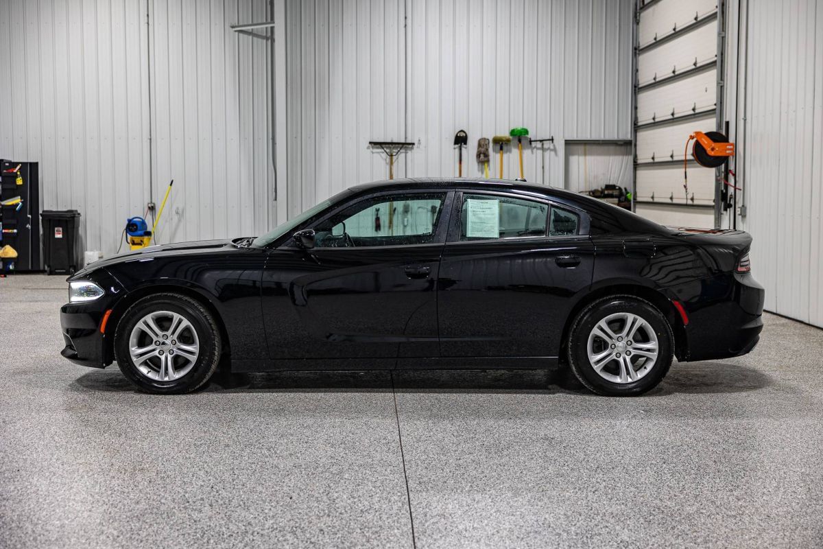 Used 2017 Dodge Charger SE w/ Popular Equipment Group RWD image 2