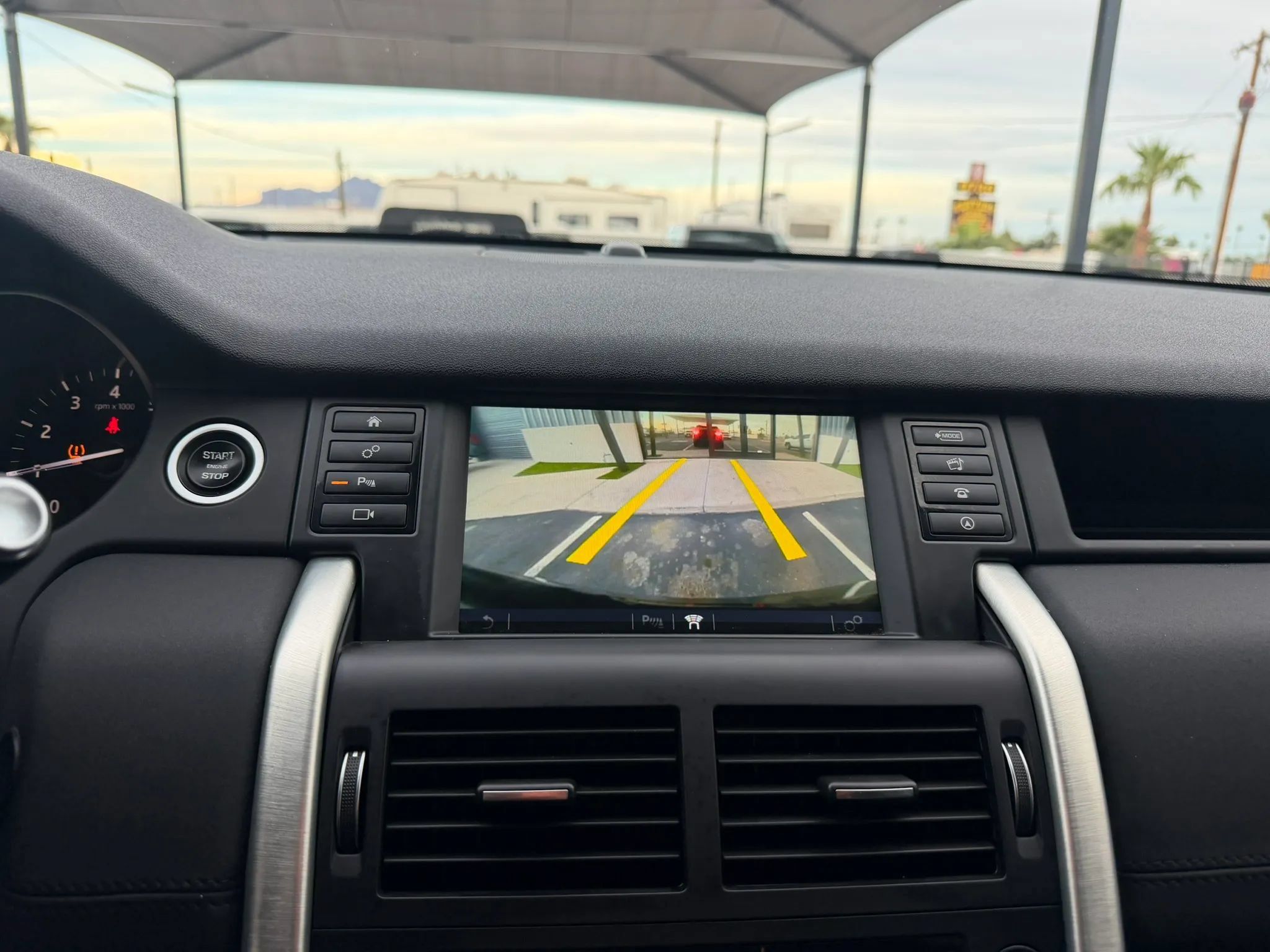 Used 2018 Land Rover Discovery Sport SE AWD/4WD image 21