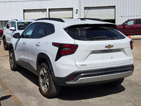Used 2025 Chevrolet Trax LT FWD image 7