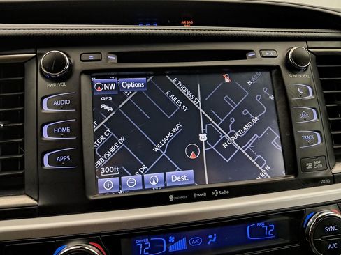 Used 2019 Toyota Highlander SE image 24