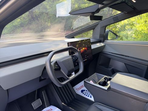 Used 2024 Tesla Cybertruck AWD Crew Cab image 18