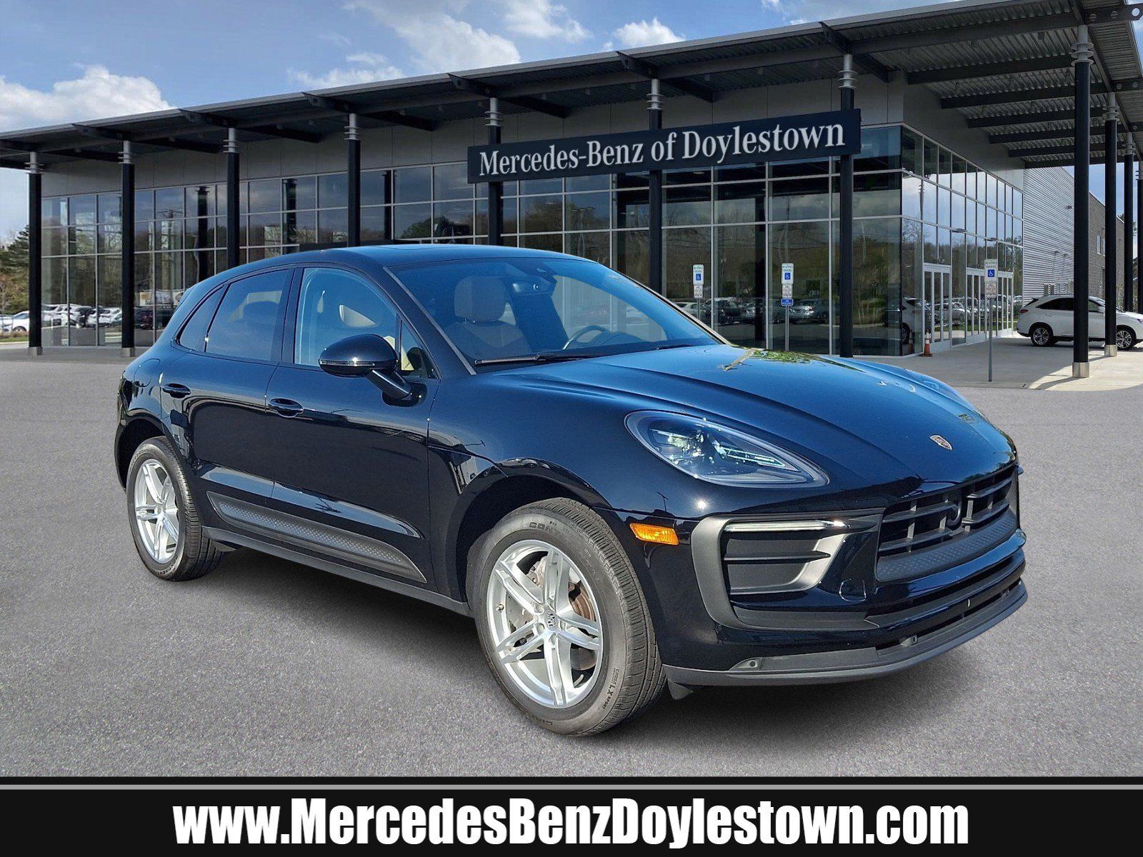 Used 2024 Porsche Macan AWD/4WD image 1