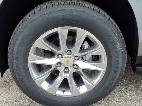New 2026 Chevrolet Suburban Premier w/ Sun And Tow Package AWD/4WD image 17