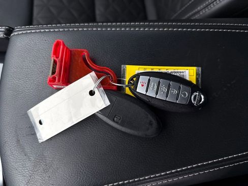 Used 2017 Nissan Maxima Platinum w/ Interior Lighting Package image 32