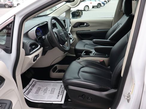Used 2024 Chrysler Pacifica Touring-L FWD image 6