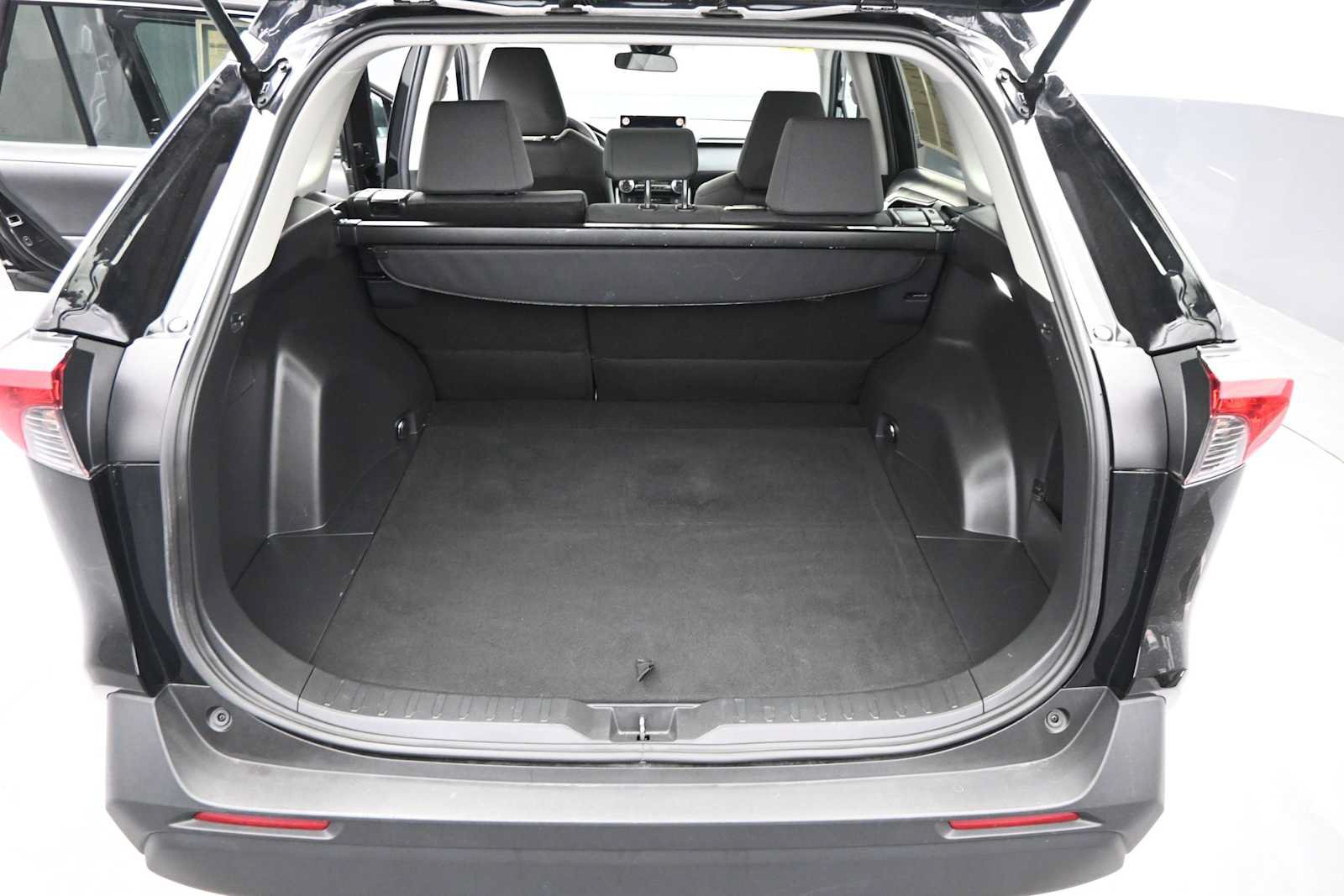 Used 2025 Toyota RAV4 XLE AWD/4WD image 13