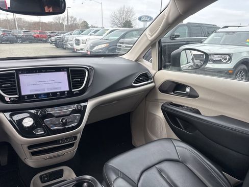 Used 2023 Chrysler Pacifica Touring-L image 10