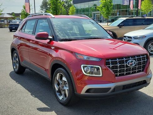 Used 2025 Hyundai Venue Limited FWD image 3