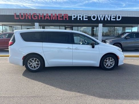 Used 2024 Chrysler Pacifica Touring-L image 5