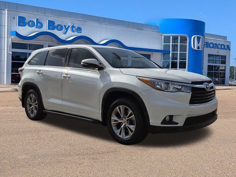 Used 2015 Toyota Highlander Plus FWD image 3