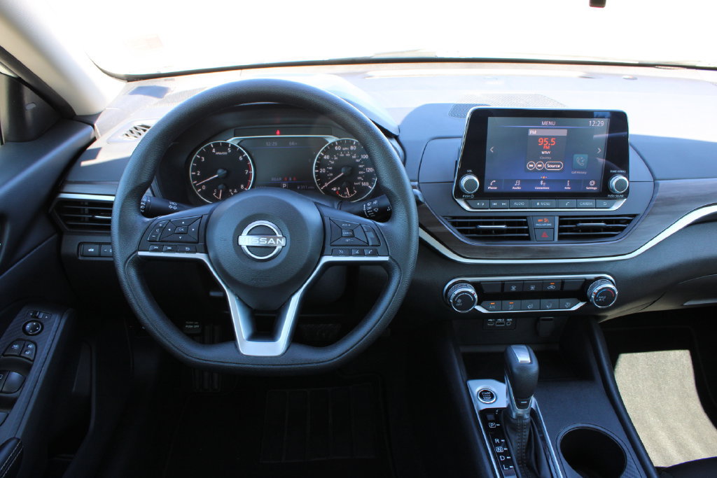 Used 2025 Nissan Altima 2.5 SV FWD image 13