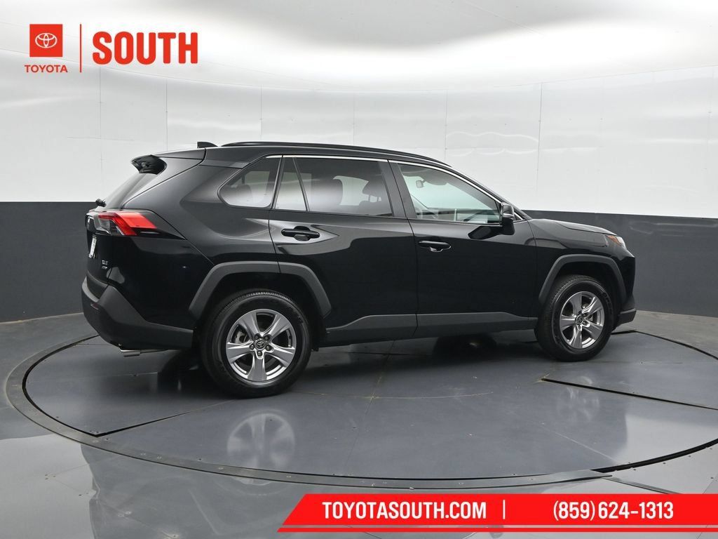 Used 2025 Toyota RAV4 XLE AWD/4WD image 2