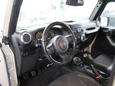 Used 2017 Jeep Wrangler Unlimited Rubicon w/ Connectivity Group image 10