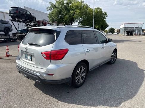 Used 2019 Nissan Pathfinder SV FWD image 3