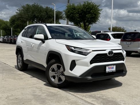 Used 2025 Toyota RAV4 XLE FWD image 2
