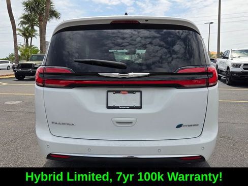 Used 2023 Chrysler Pacifica Limited FWD image 6