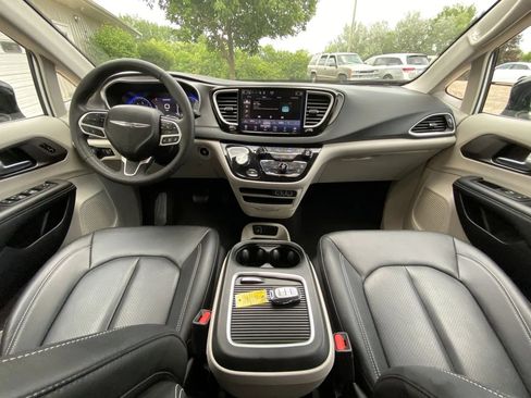 Used 2024 Chrysler Pacifica Touring-L FWD image 14