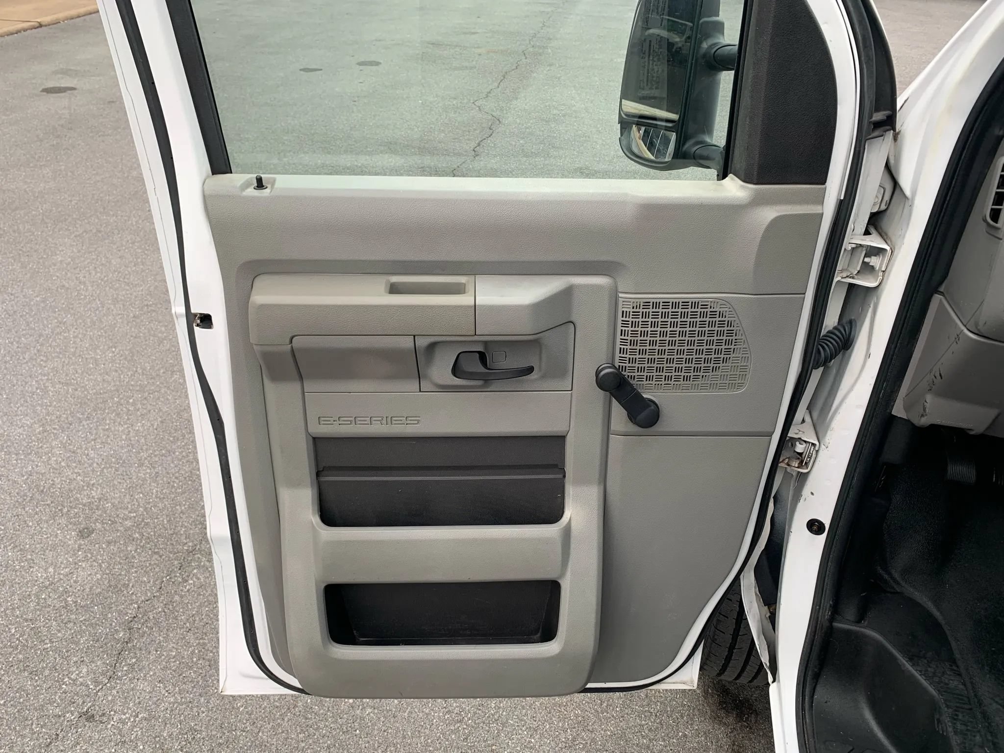 Used 2014 Ford E-350 and Econoline 350 Extended Super Duty w/ Insulation Package RWD image 8