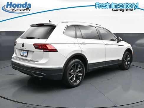 Used 2023 Volkswagen Tiguan SE w/ Panoramic Sunroof Package FWD image 10