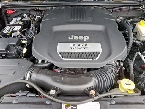 Used 2013 Jeep Wrangler Unlimited Sahara w/ Connectivity Group AWD/4WD image 28