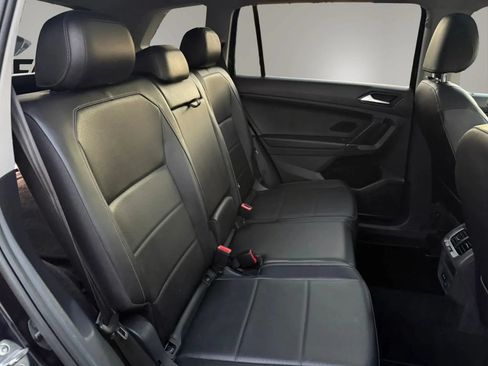 Used 2018 Volkswagen Tiguan SEL AWD/4WD image 34