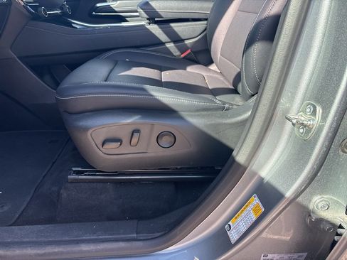 Used 2025 Chevrolet Traverse LT image 10