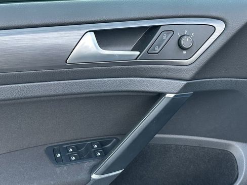 Used 2019 Volkswagen e-Golf SE w/ Driver Assistance Package image 17