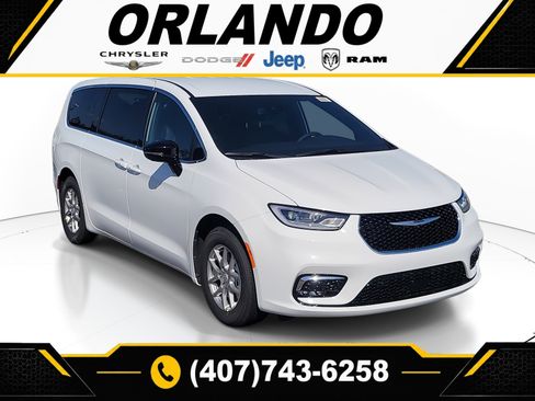 Used 2026 Chrysler Pacifica Select FWD image 1