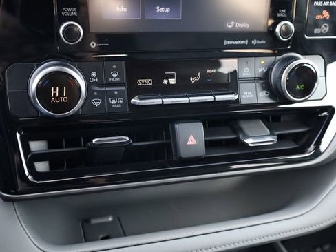 Used 2022 Toyota Highlander LE image 23