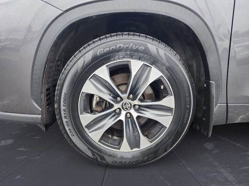 Used 2021 Toyota Highlander XLE AWD/4WD image 14